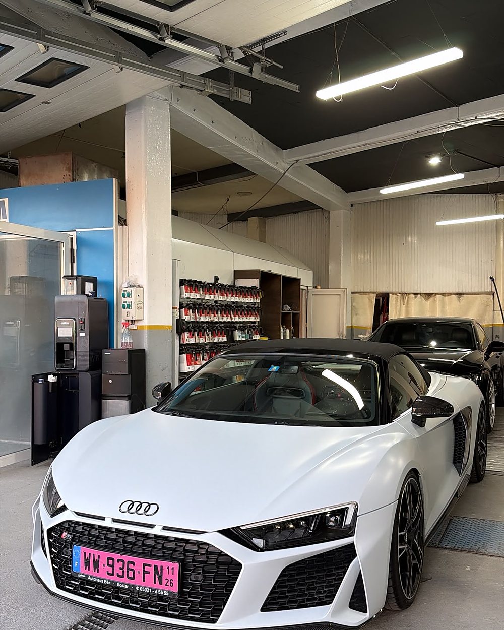 Audi R8 Spyder i bardhë në punishten e Auto Dergutit në Ferizaj
