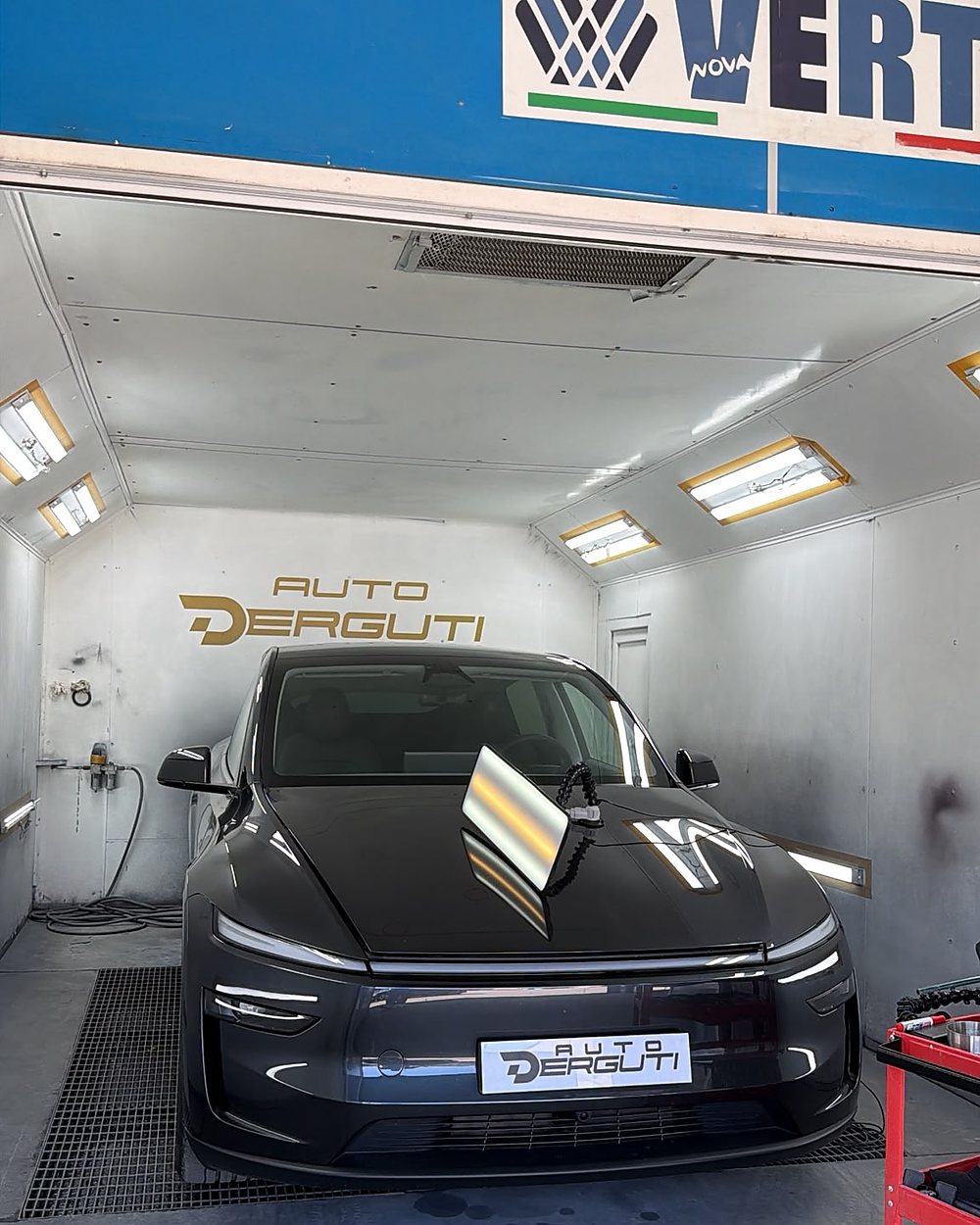 Tesla e ngjyrosur në kabinën e Auto Dergutit